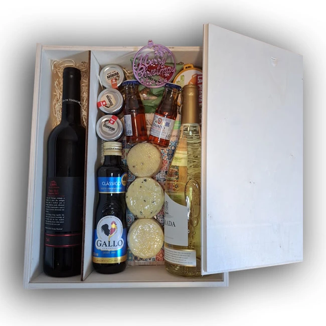 Cabaz grande: caixa de madeira de duas divisórias com vinho tinto e branco, azeite, queijos, moscatel e doces
